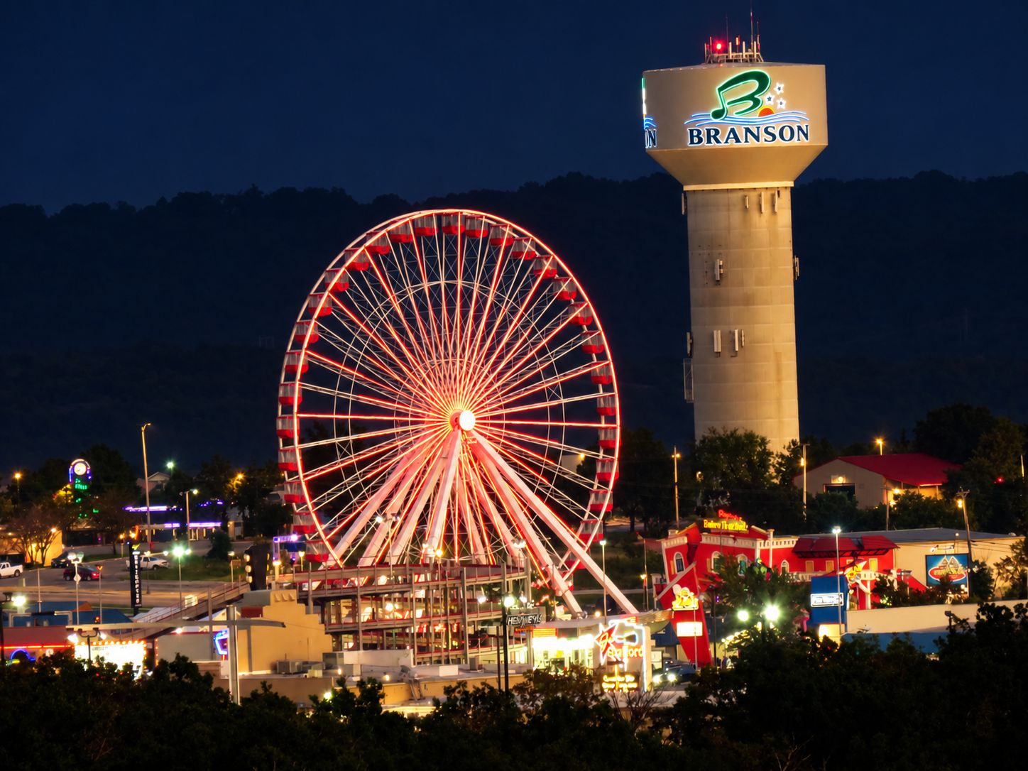 The Branson Ferris Wheel lit up along the Branson Strip at night