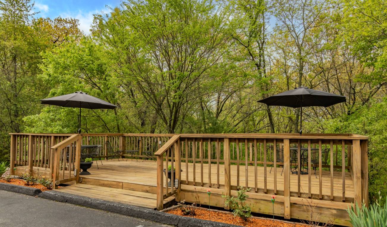 Autumn Creek Branson inn exterior and peaceful wooded setting