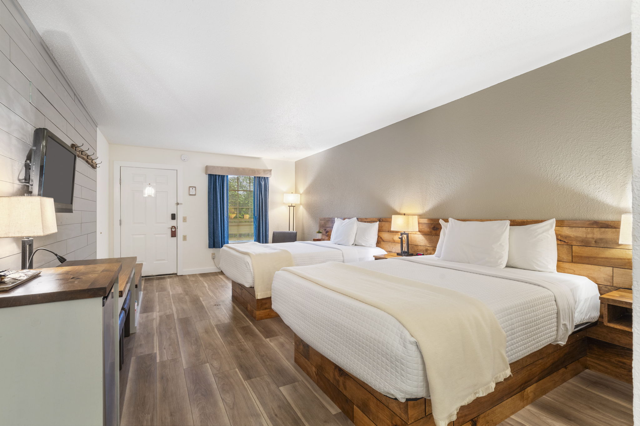 King and queen beds in a Deluxe Family Room
