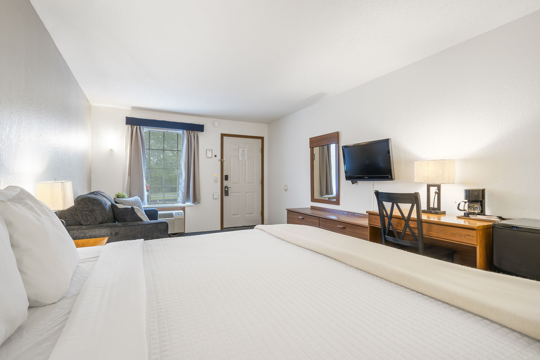 Bed, desk and window in a King Room